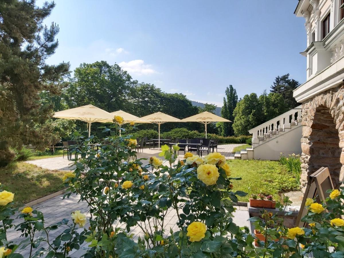 Pension U Golfu Cihelny 카를로비바리 외부 사진